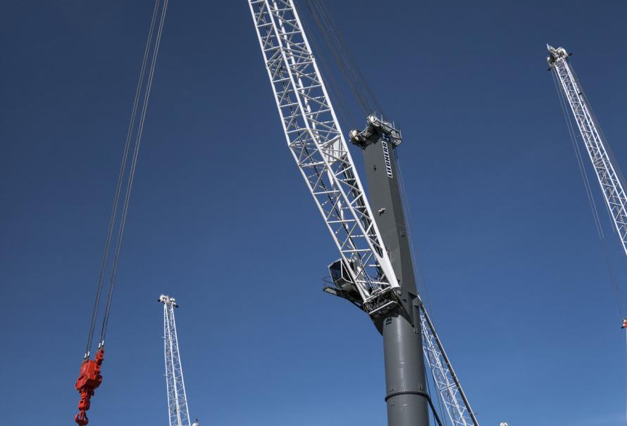 A new Liebherr adds to Broekman Logistics' heavy-lift capacity