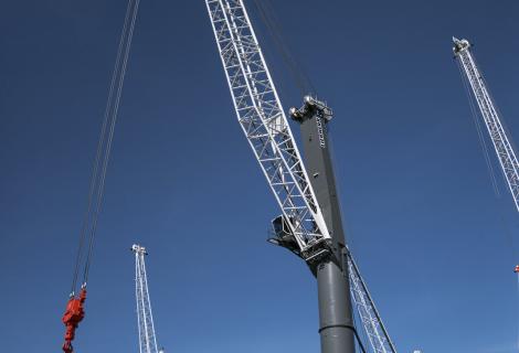 A new Liebherr adds to Broekman Logistics' heavy-lift capacity