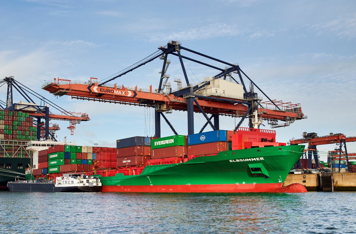 Unifeeder bunkers sustainable biofuel