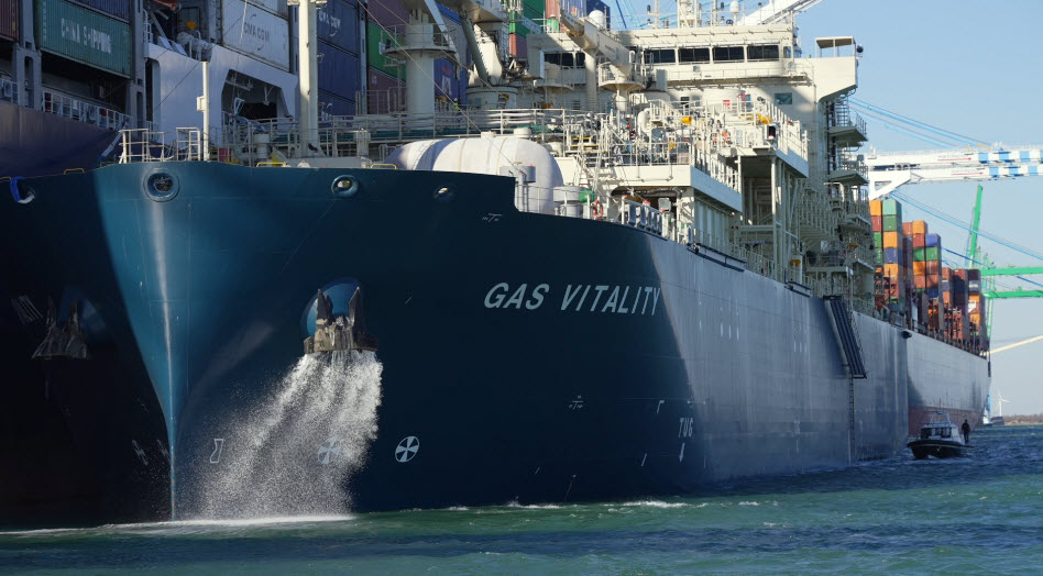 Marseille-Fos' first box carrier LNG bunkering