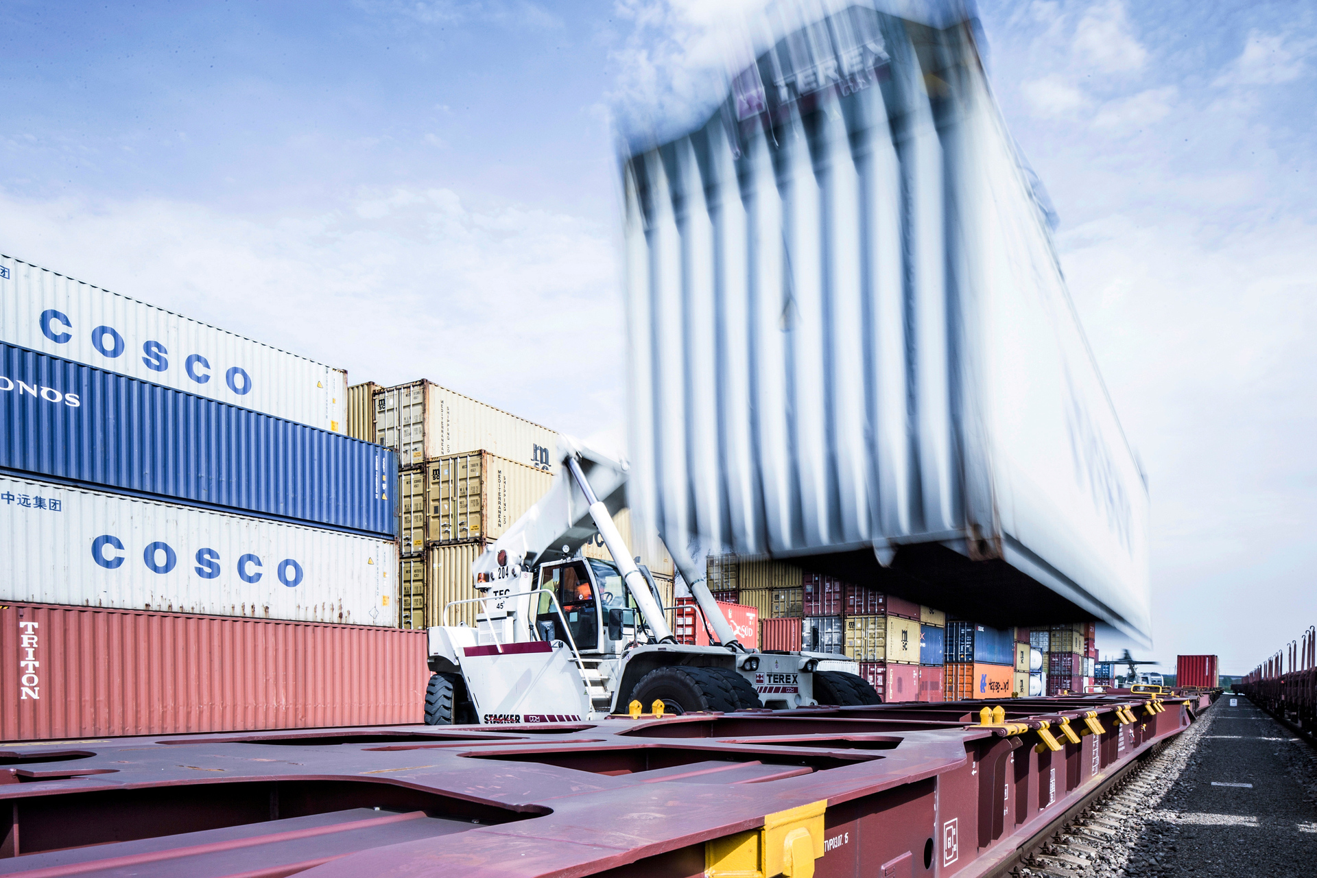 Robotising rail wagon handling