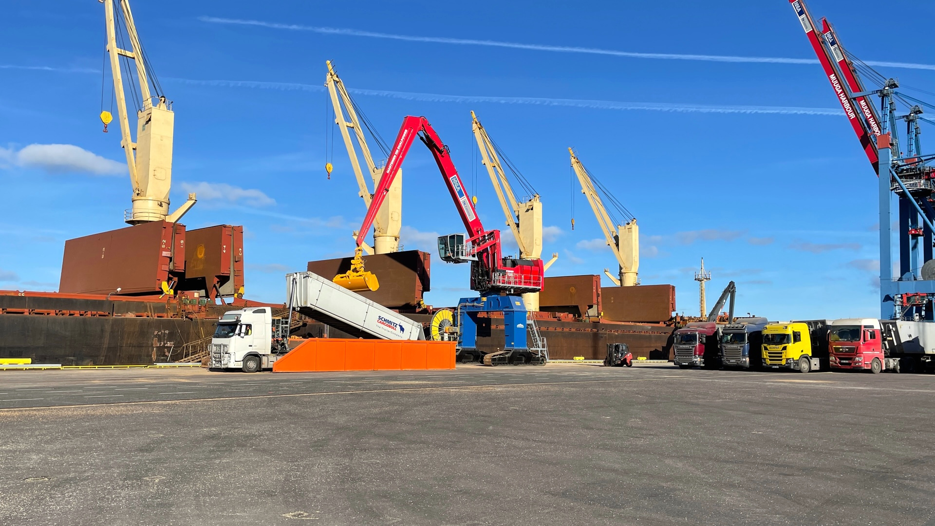 HHLA TK Estonia starts using a hybrid Mantsinen