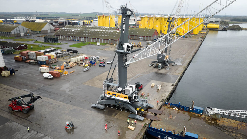 Aalborg's new mobile harbour crane in place