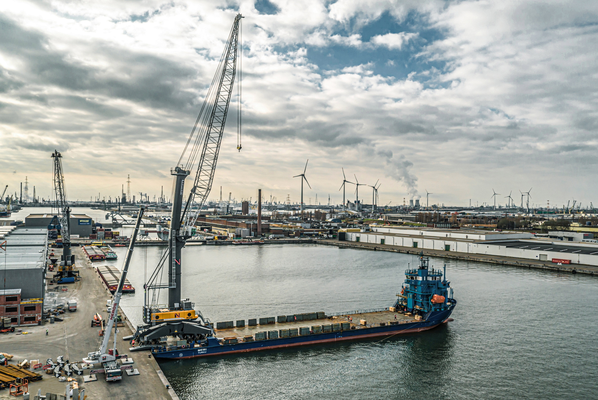Liebherr LHM 800 delivered to Veemnatie