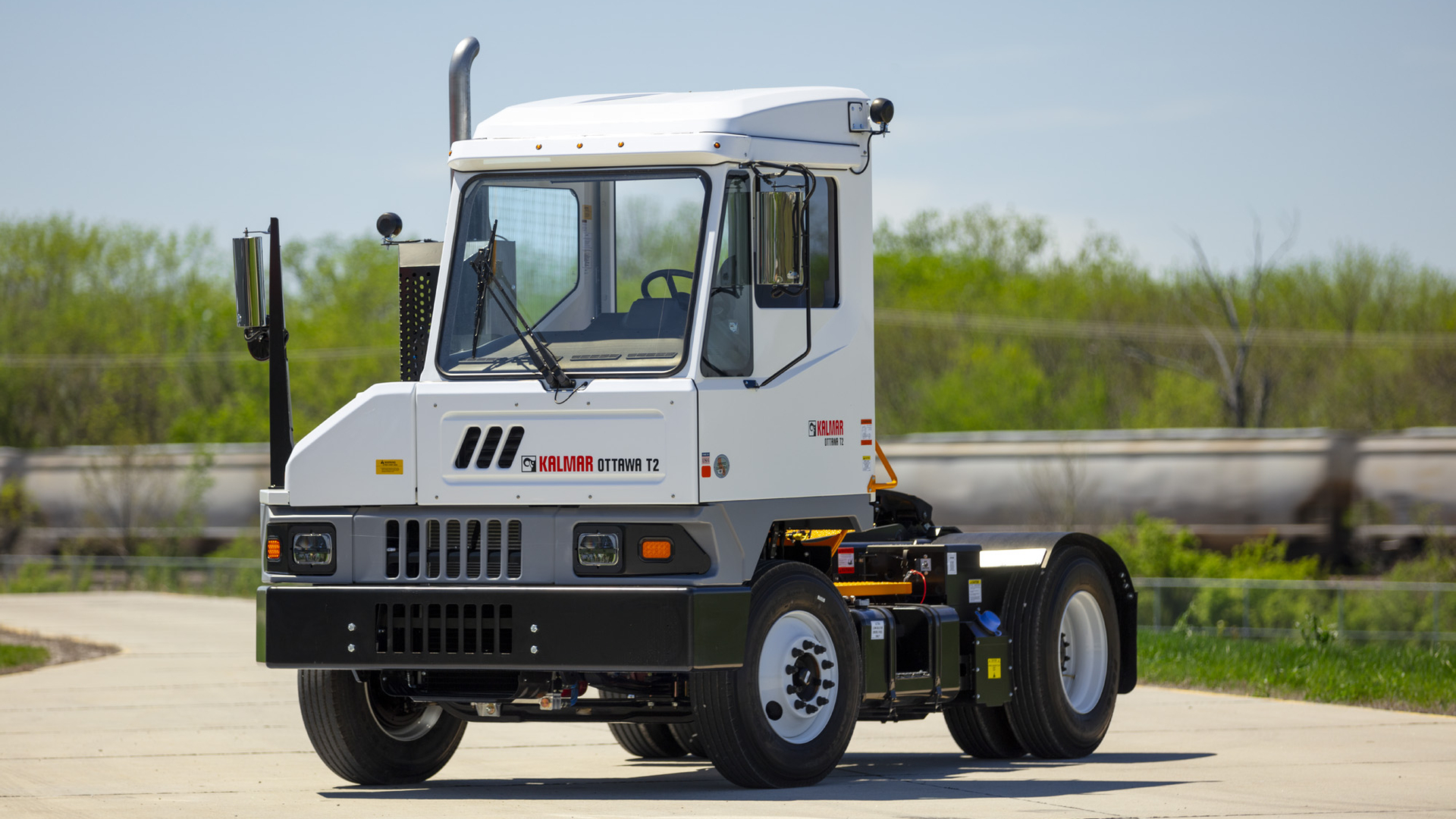 DP World buys 81 terminal tractors from Kalmar